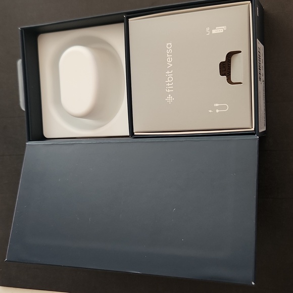 Fitbit Versa with accessories - Picture 4 of 4